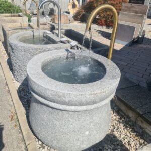 009 Granit Schlossbrunnen hellgrau