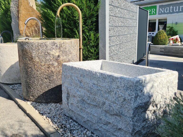 Granitbrunnen neu, spaltrau