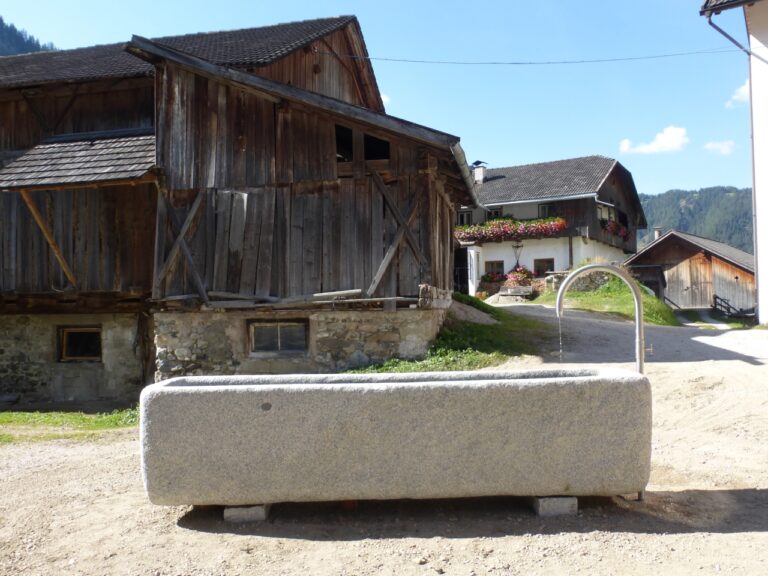 Dorfbrunnen mit Edelstahl-Auslauf