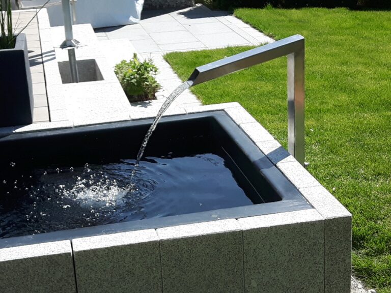 Wasserspiel mit Edelstahl-Auslauf