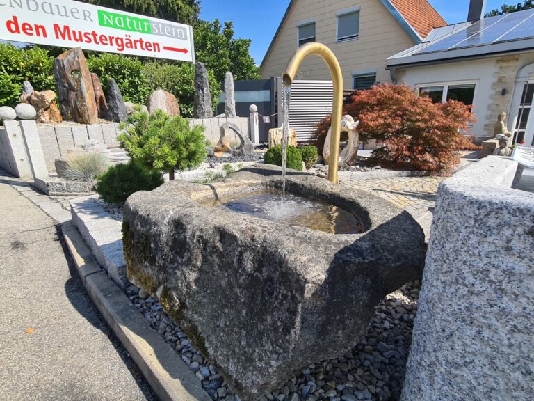 Findlingsbrunnen mit Messingumlauf