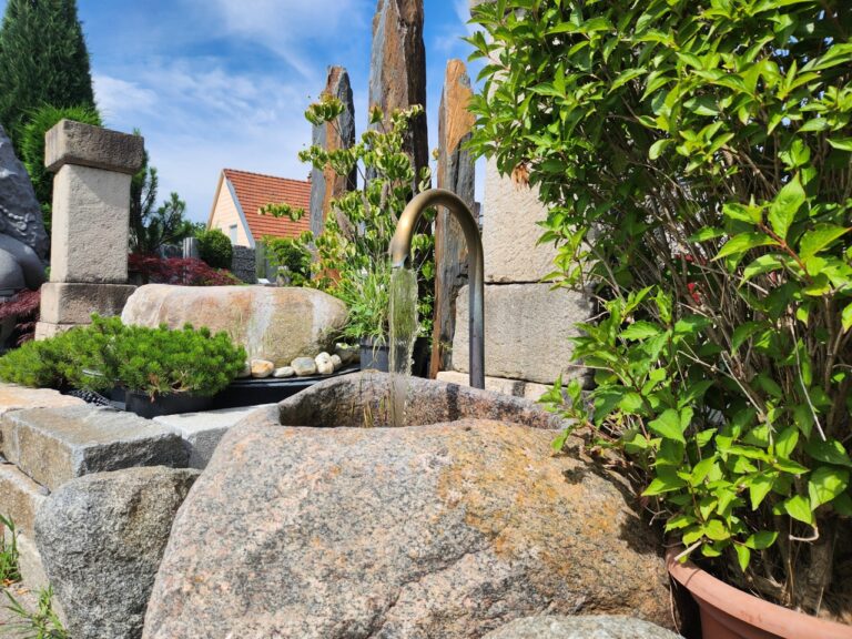 Findlingsbrunnen mit Messingumlauf