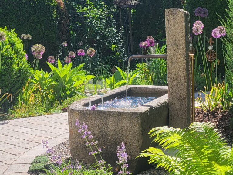 antiker Brunnen mit Messing-Auslauf