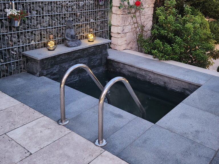 Pool mit Granitumrandung