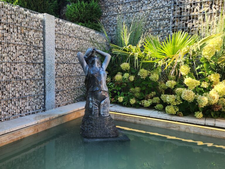 Wasserspiel Frau mit Krug