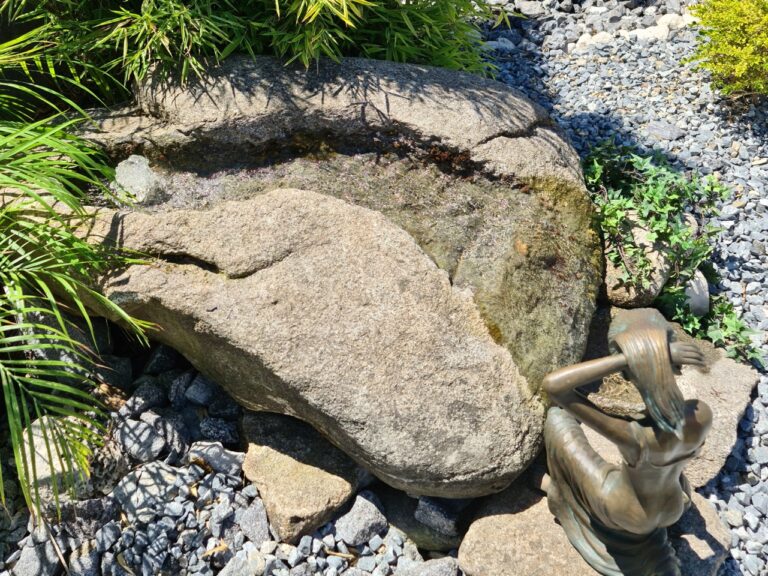 Wasserspiel antiker Überlauf mit Bronzefigur