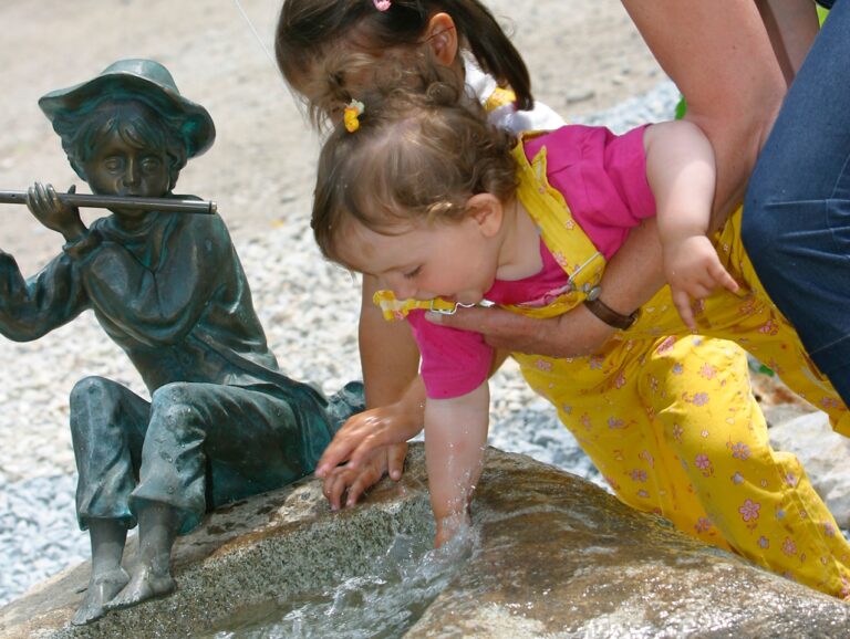 antiker Überlauf mit Bronzefigur