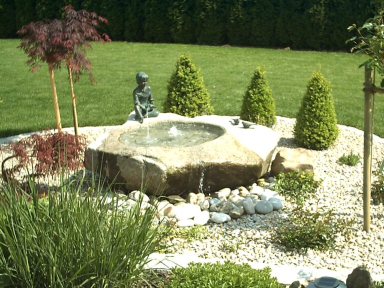 antiker Überlauf mit Bronzefigur