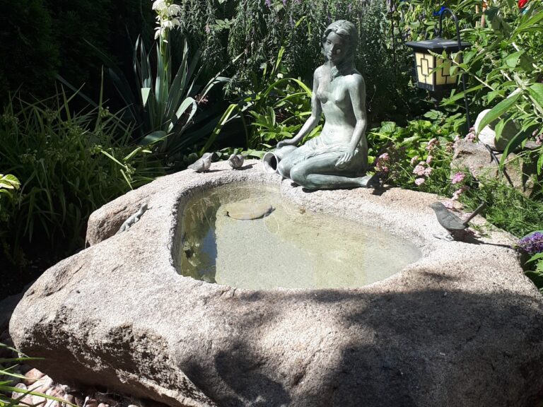 antiker Überlauf mit Bronzefigur