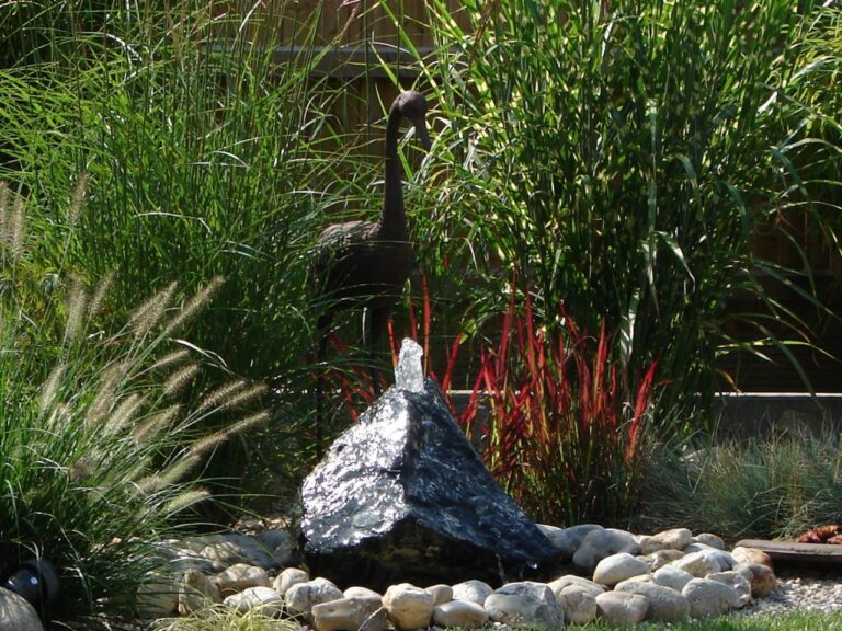 Wasserspiel grauer Findling