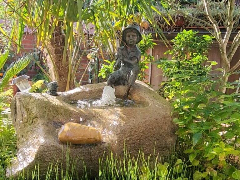 antiker Überlauf mit Bronzefigur