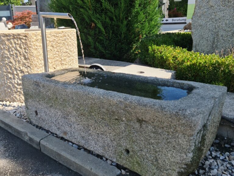 Antiker Granitbrunnen mit Edelstahl