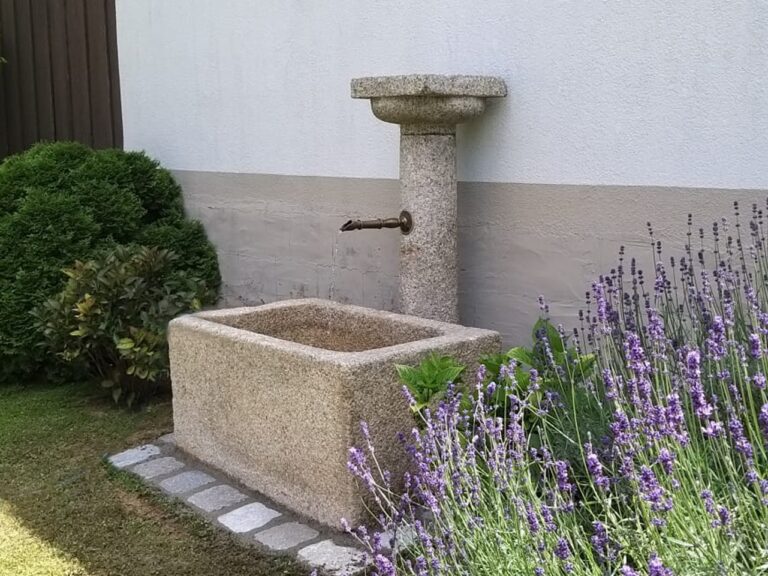 Antiker Granitbrunnen beim Kunden