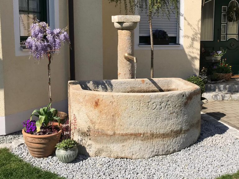 Antiker Granitbrunnen mit Säule