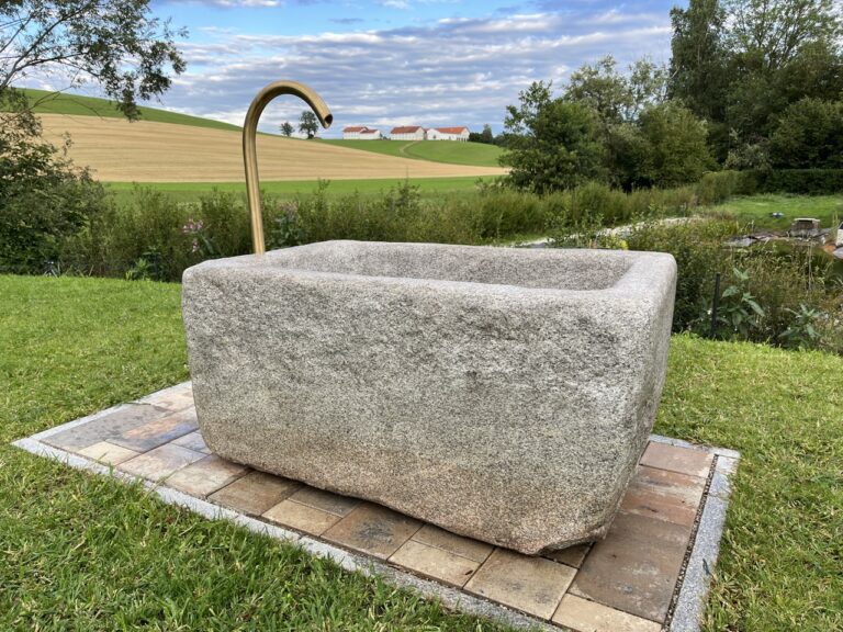 Neuer Granitbrunnen beim Kunden