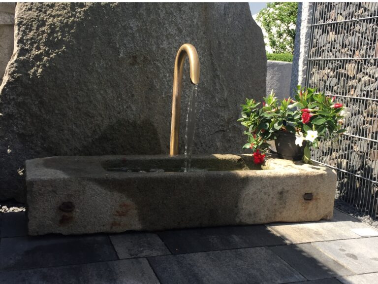 Antiker Granitbrunnen mit Umlauf