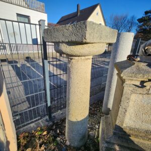 Antike Granit Säule mit Kapitell 1