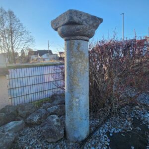 Antike Granit Säule mit Kapitell 11