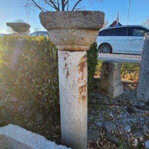 Antike Granit Säule mit Kapitell 19