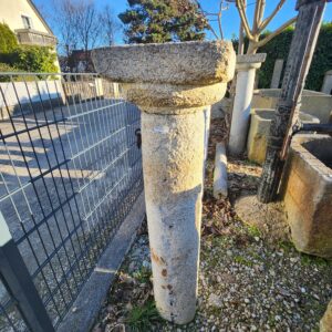 Antike Granit Säule mit Kapitell 2