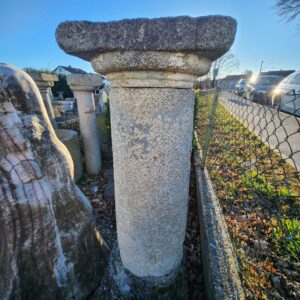 Antike Granit Säule mit Kapitell 3
