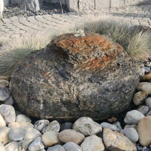 Schiefer Quellstein 028